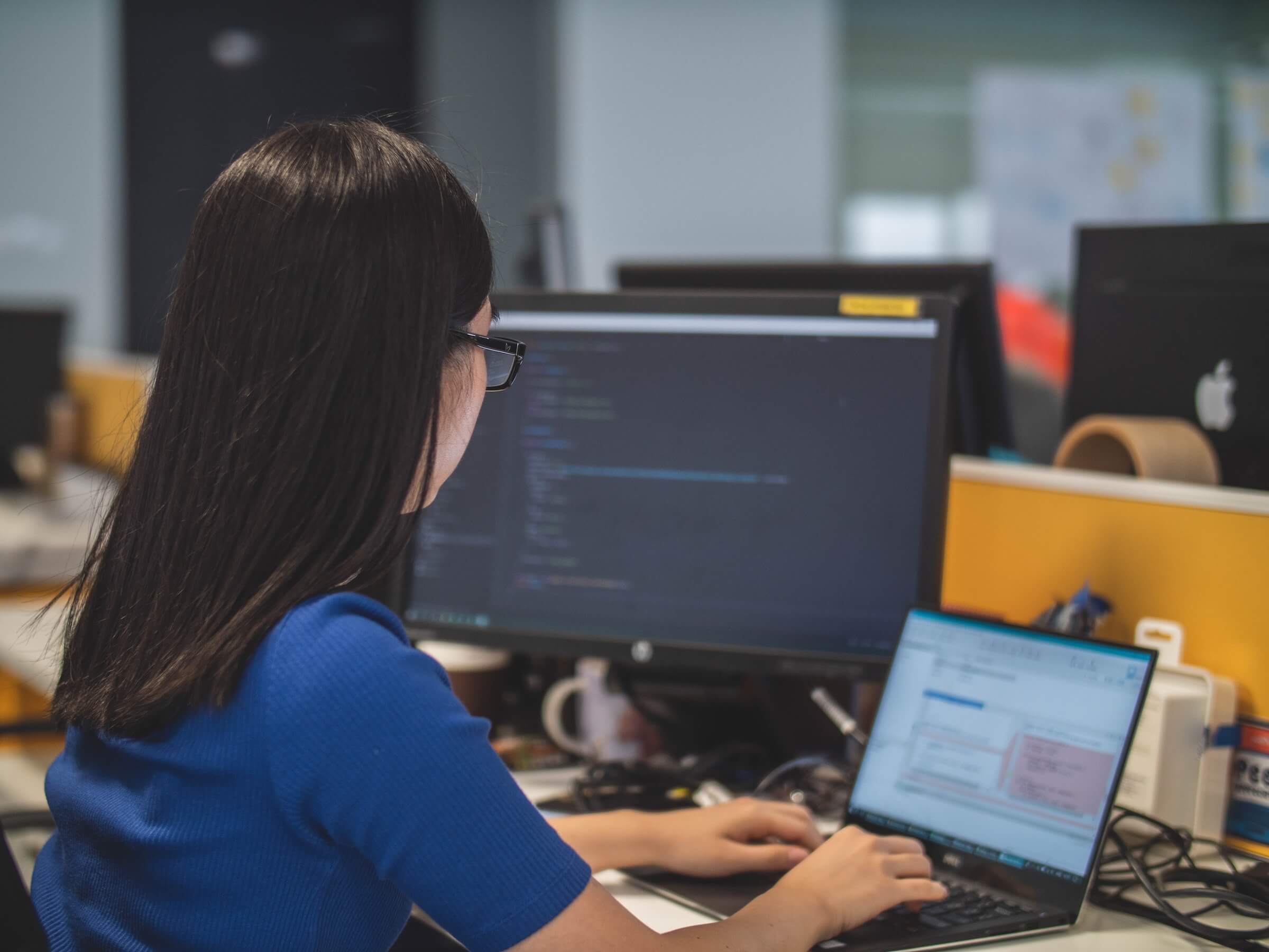 woman using black laptop